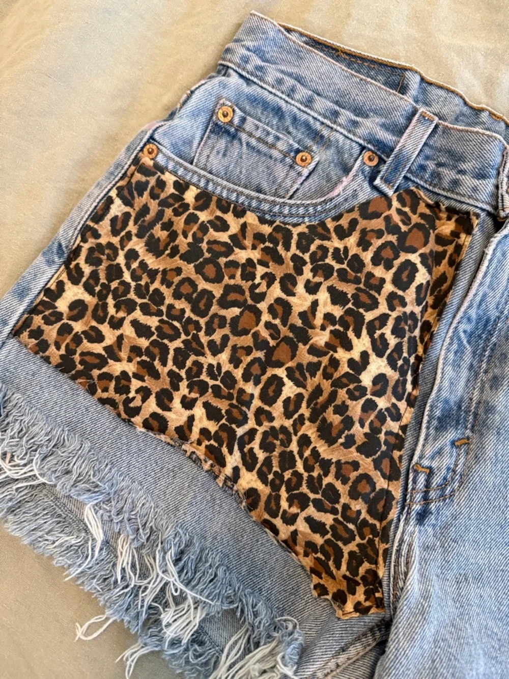 Levi’s 550 Custom Leopard Stud Shorts - Light Blue - Picture 3 of 7